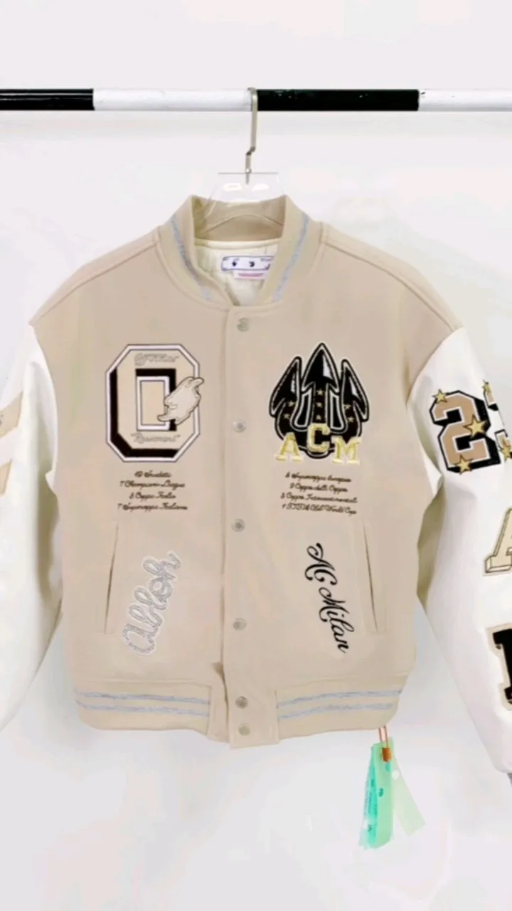 Real shot of the video————The top version OFF WHITE OW AC Milan co-branded heavily embroidered baseball uniforms for men and women couple stars in the same style jacket. The back is decorated with the Milan Devil pattern with the Off-white logo. The entire piece of clothing is heavily embroidered and combined with hot rhinestone technology. All hot rhinestones are artificially embellished and are not pressed with templates. Manual work can ensure that the hot rhinestones will not fall off easily, and each diamond has been repeatedly hot pressed! The front buttons are all made from original molds, and custom-made buttons can ensure that they are consistent with the original ones. AC Milan's cooperation is OFF this time. Under the camera, De Cattrale almost uses the airport as a catwalk. Tonali and Leo are full of shots. Giroud returns to Stamford Bridge. As a Milan fan, I am really grateful that he chose AC Milan in the summer of 21. Although the running-in period was a bit distressing, the championship quality finally brought Milan the League Championship Gold Cup after 11 years. This heavy-duty piece of clothing is fully lined with down cotton to allow you to spend the entire winter with ease. When the World Cup is coming, when Milan meets Offwhite, and when champions meet fashion, what are you waiting for? Size: S-XL Color: Khaki P:700